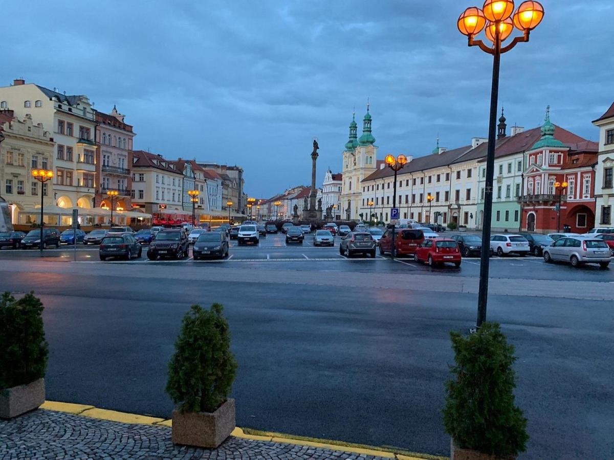 Apartman V Centru Na Velkem Namesti Hradec Králové Exteriér fotografie