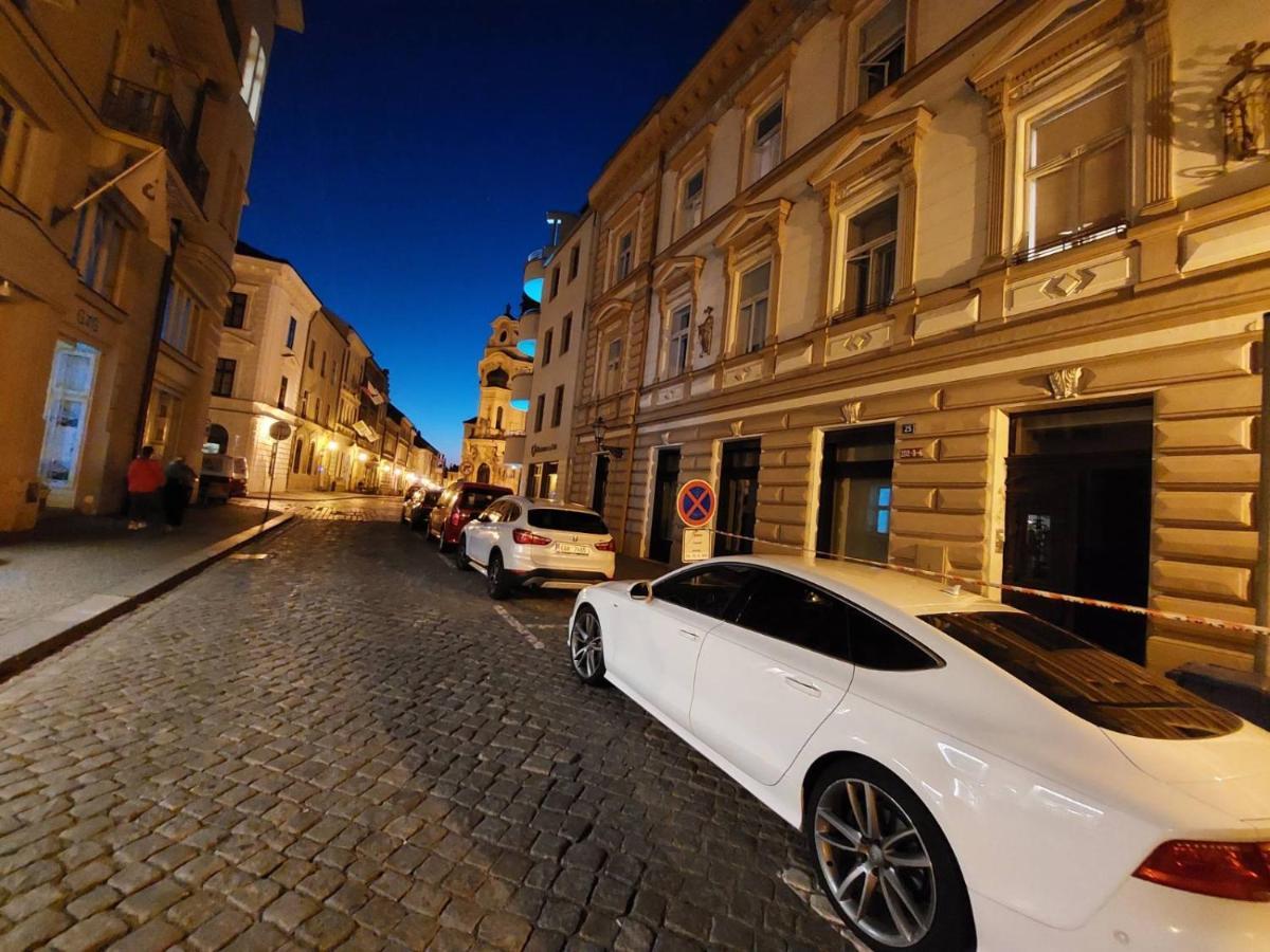 Apartman V Centru Na Velkem Namesti Hradec Králové Exteriér fotografie